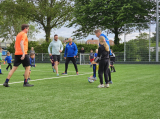 Laatste training S.K.N.W.K. JO7-1 (partijtje tegen de ouders) van maandag 27 mei 2024 (56/180)